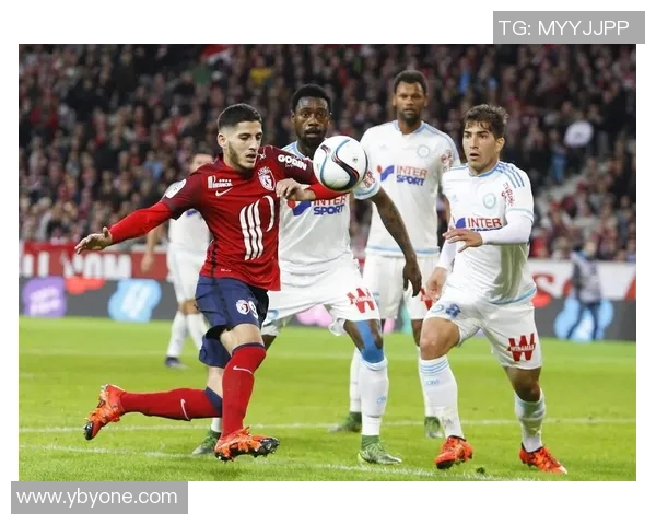 蔚山现代与伯斯光荣的激烈对决展现足球魅力与团队精神