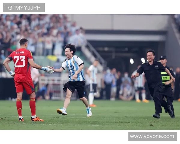 马丁内斯：从足球场上的明星到生活中的平凡英雄之路